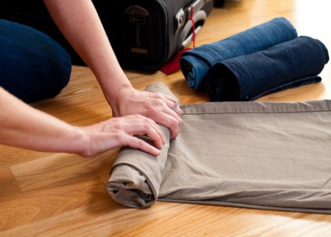 how to pack a suitcase rolling clothes